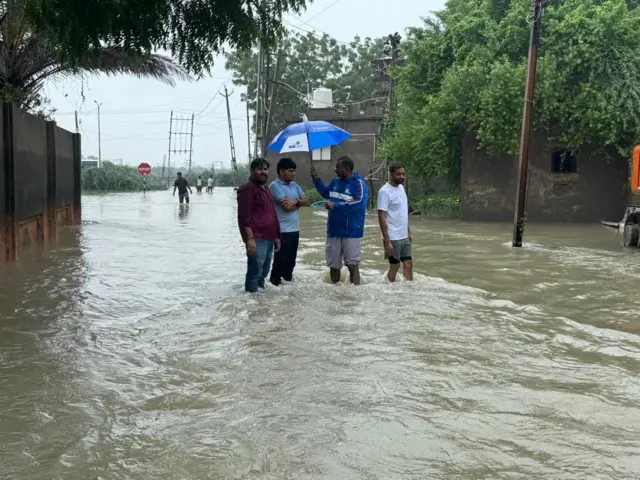 બાવળા તાલુકામાં ભારે વરસાદ અને પૂરની પરિસ્થિતિ BBC ગુજરાત વેધર, બીબીસી ગુજરાત ચોમાસું હવામાન સમાચાર વરસાદ ખેતર ખાતર પાક વાવેતર વાવણી બીબીસી ગુજરાતી ન્યૂઝ અપડેટ