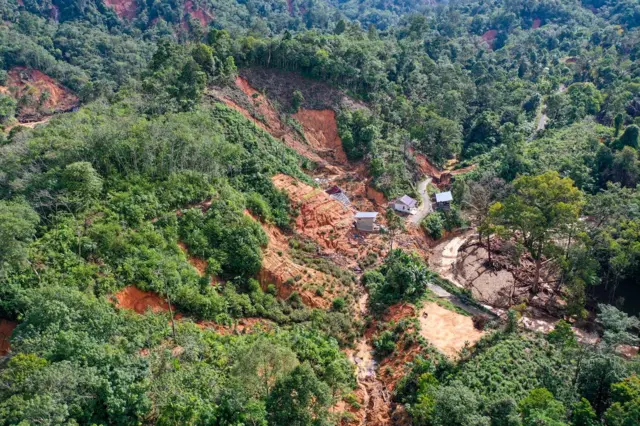 Longsor Desa Sigiring Giring di Kelurahan Hutanabolon, Kecamatan Tukka,Tapanuli Tengah, Sumatera Utara, Senin (8/12/2025).