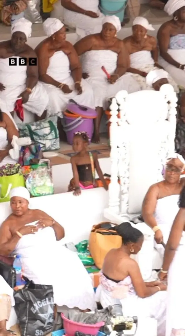 Awọn obinrin ro iro funfun mọ aya wọn, wọn joko silẹ lasiko ọdun Ẹlẹgba Ejiwa