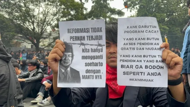 Aksi demonstrasi mahasiswa di depan Gedung DPRD Provinsi Jawa Barat, Bandung, Senin (15/06).