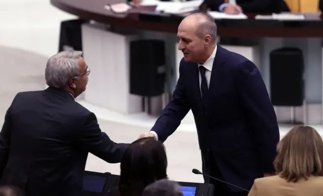 Mithat Sancar ve Numan Kurtulmuş TBMM'de tokalaşıyor