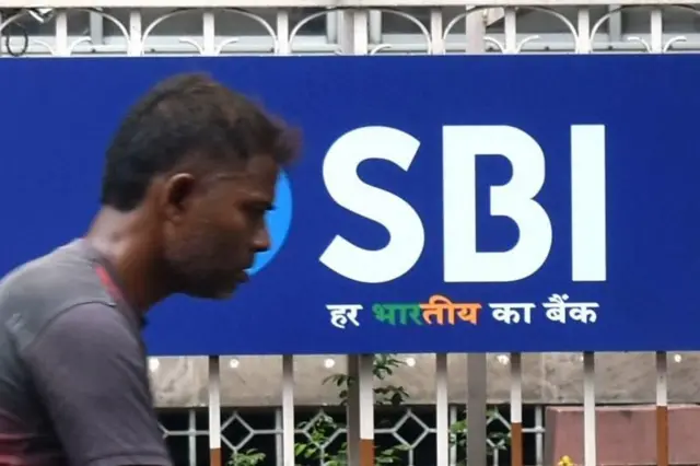 बँकेतील व्यक्ती
