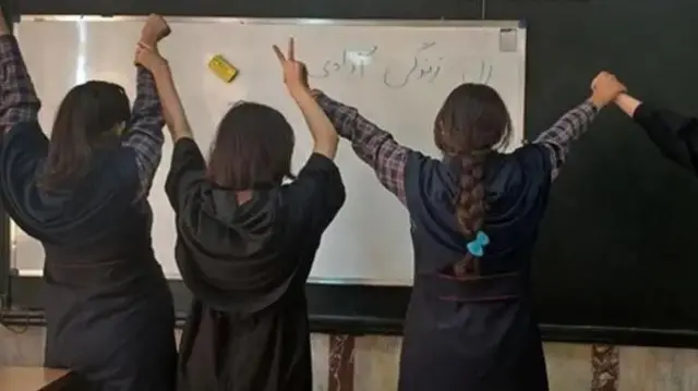 در جریان اعتراضهای گسترده پس از کشته شدن مهسا ژینا امینی در بازداشت گشت ارشاد، دانشآموزان دختر با برداشتن مقنعهها و روسریهای خود بارها دست به اعتراض زدند