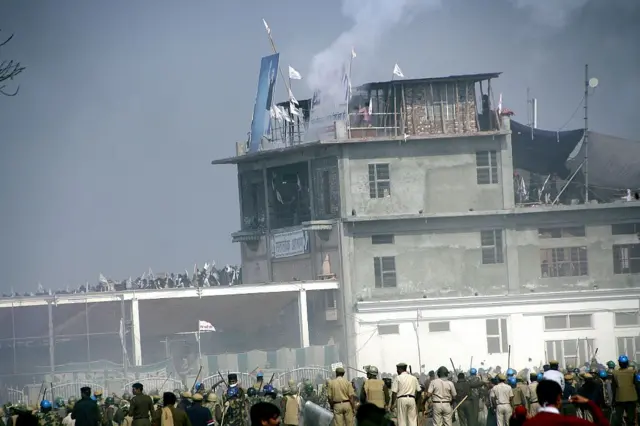 18 ਨਵੰਬਰ 2014 ਨੂੰ ਬਰਵਾਲਾ ਵਿਖੇ ਜਦੋਂ ਪੁਲਿਸ ਰਾਮਪਾਲ ਨੂੰ ਗ੍ਰਿਫ਼ਤਾਰ ਕਰਨ ਪਹੁੰਚੀ ਸੀ ਉਸ ਵੇਲੇ ਦੀ ਤਸਵੀਰ