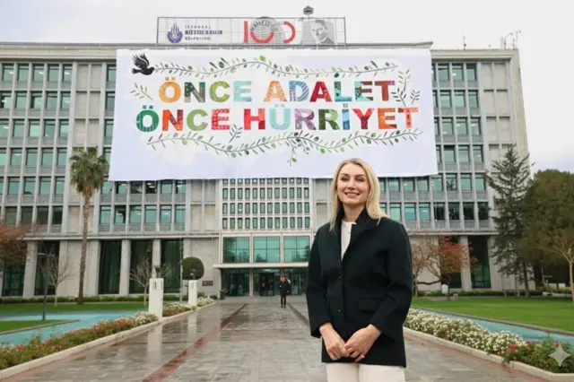 CHP'nin cumhurbaşkanı adayı Ekrem İmamoğlu'nun eşi Dilek İmamoğlu İBB binasının önünde