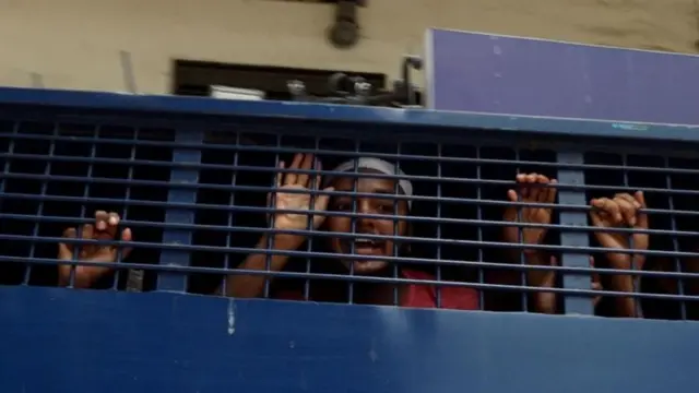 প্রিজন ভ্যানে আটকৃত একজন