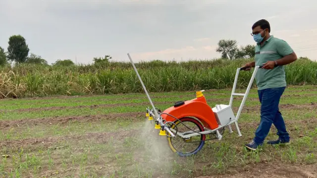 योगेशनं बनवलेलं फवारणी यंत्र