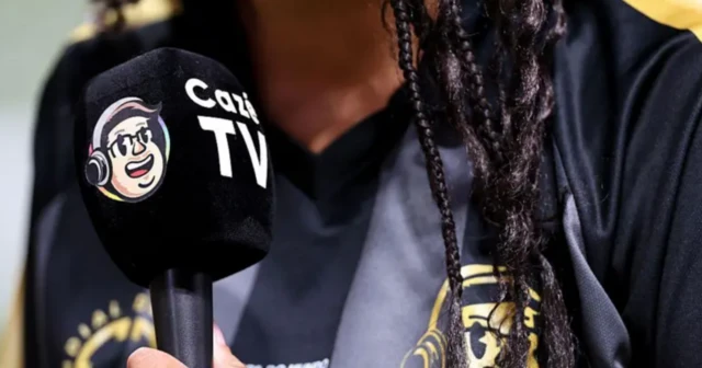 Pessoa com cabelos trançados segurando um microfone da CazéTV
