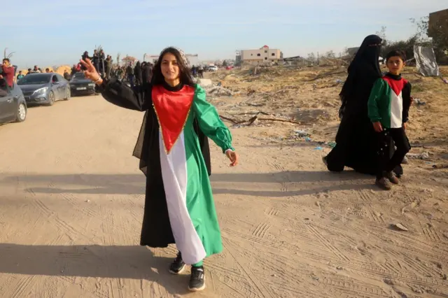 Warga Palestina menyambut kesepakatan gencatan senjata di Gaza, pada Minggu (19/01).