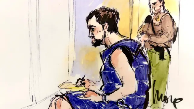 На судебном эскизе Ник Райнер в синем защитном жилете впервые предстает перед судом по обвинению в убийстве своих родителей, Роба и Мишель Райнер, в Высшем суде Лос-Анджелеса, штат Калифорния, США, 17 декабря 2025 года.