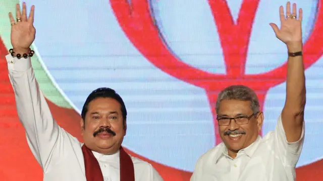 महिंदा राजपक्षे (बाएं) और गोटाबाया राजपक्षे