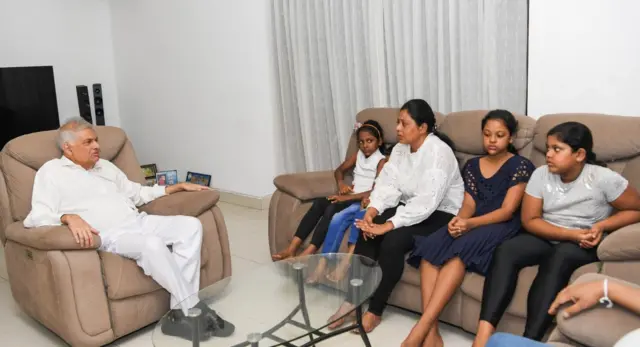 රාජ්‍ය අමාත්‍ය සනත් නිශාන්ත මහතාගේ නිවසට අද (25) දහවල් පැමිණි ජනාධිපති රනිල් වික්‍රමසිංහ ඔහුගේ පවුලේ ඥාතීන් හමු විය.