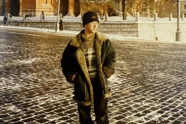 Un joven Steve Rosenberg con una chaqueta gruesa y un gorro en una calle nevada de Moscú en una foto de 1989 o1990. 