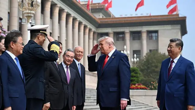 Президент США Дональд Трамп (в центре) приветствует министра обороны Китая Дун Цзюня (второй слева) в присутствии президента Китая Си Цзиньпина (справа) в Доме народного собрания в Пекине 14 мая 2026 года.