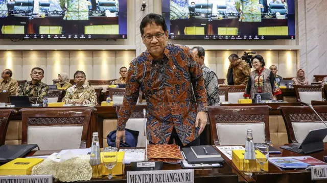 Menteri Keuangan Purbaya Yudhi Sadewa bersiap mengikuti rapat kerja dengan Komisi XI DPR di Kompleks Parlemen, Senayan, Jakarta, Rabu (10/9/2025). 