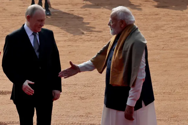 مودی و پوتین در حال دست دادن 