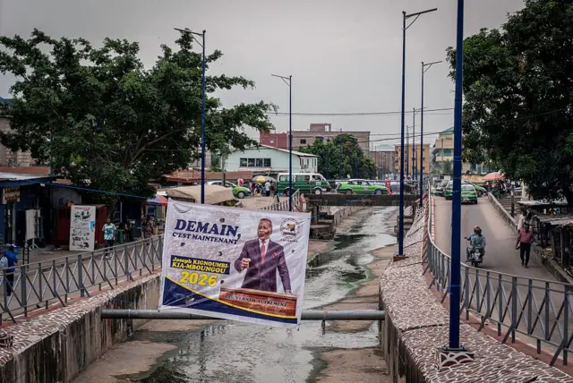 Vue générale d'une affiche électorale à Brazzaville le 3 mars 2026, à l'approche de l'élection présidentielle du 15 mars. 
