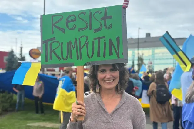 Женщина с плакатом