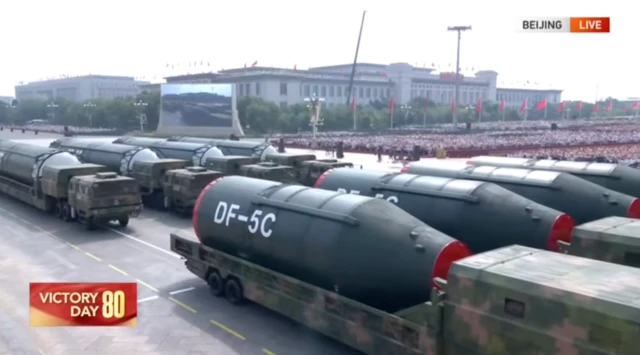 ኣብቲ ወተሃደራዊ ምርኢት ዝቐረበ DF-5C 