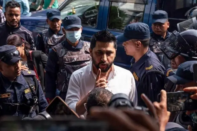 कास्की जिल्ला अदालतबाट बाहिरिँदै गर्दा रवि लामिछाने (फाइल तस्बिर)