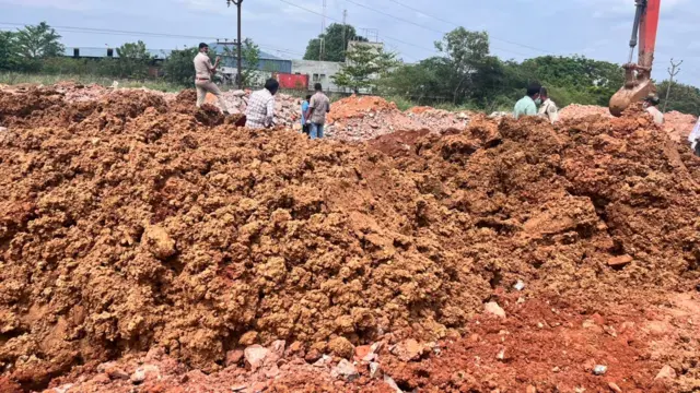 విశాఖ, షీలానగర్, మట్టికుప్పలో మృతదేహాలు