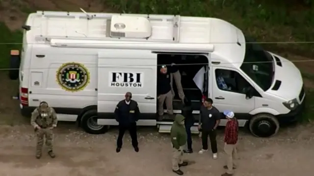 Uma van do FBI no local do ataque