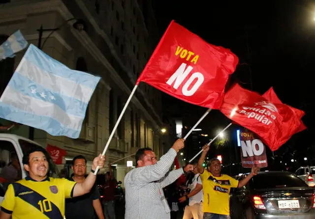 Banderas sobre el No en Ecuador.