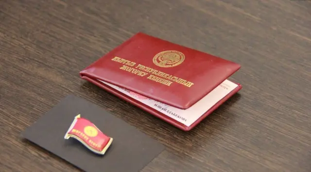 Депутаттын күбөлүгү менен төш белгиси
