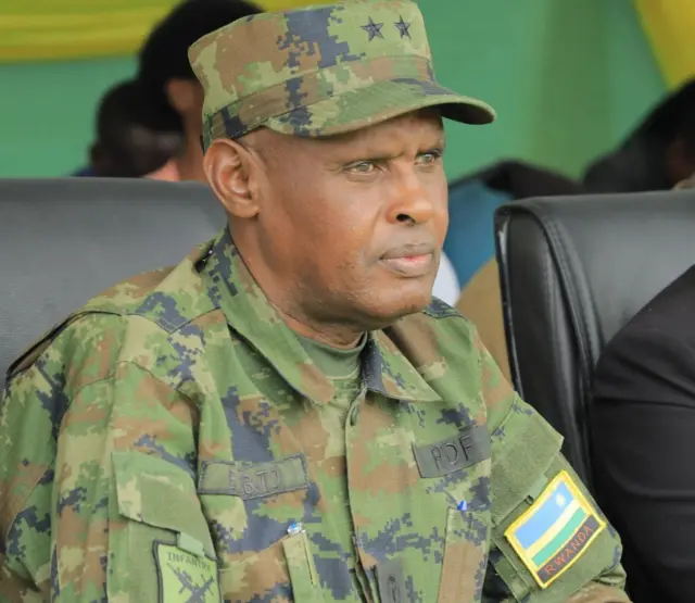 Jenerali Majoro Eugène Nkubito yicaye ku ntebe yambaye imyenda ya gisirikare. 