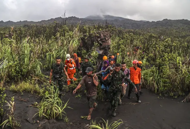 Tim SAR gabungan membawa kantong berisi jenazah pendaki korban erupsi Gunung Dukono di Kecamatan Galela, Kabupaten Halmahera Utara, Maluku Utara, Sabtu (09/05).
