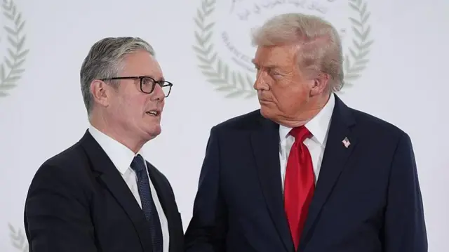 英国首相基尔·斯塔默与美国总统特朗普，于2025年10月13日在埃及沙姆沙伊赫举行的欧洲与中东领袖加萨问题峰会上。