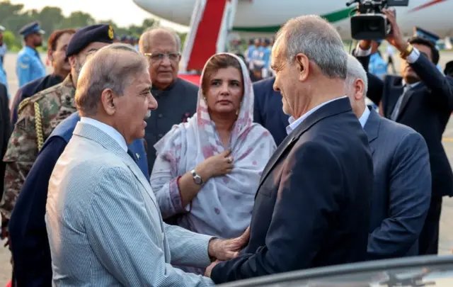 استقبال شهباز شریف، نخست وزیر پاکستان از رئیسجمهور ایران در اسلامآباد