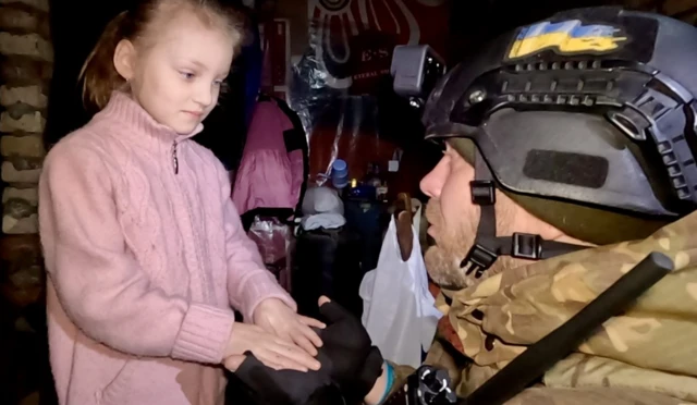 Anna s'est liée d'amitié avec Pavlo Dyachenko, de l'équipe ukrainienne des Anges blancs.