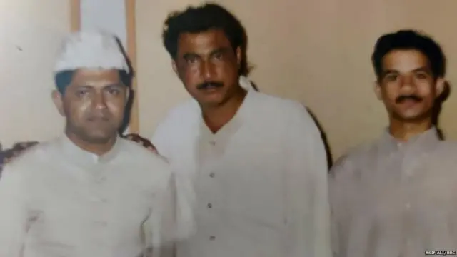 शाहजेबची आई त्याचे वडील नावेद यांच्यापासून (मध्यभागी) विभक्त झाल्यानंतर काही दिवसांनी त्यांचा मृत्यू झाला.