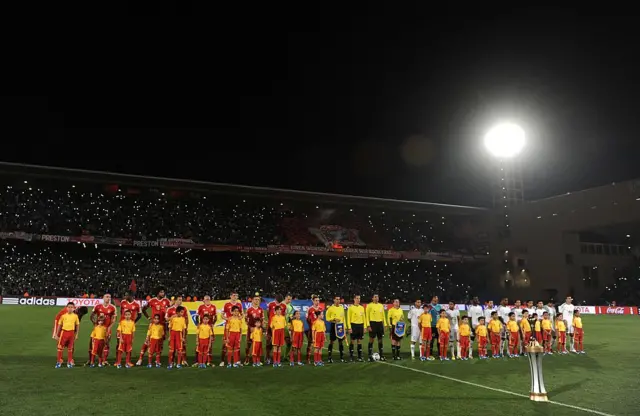 Les joueurs du FC Bayern Munich et du Raja Casablanca posent pour la photo avant la finale de la Coupe du monde des clubs de la FIFA au stade de Marrakech, le 21 décembre 2013.