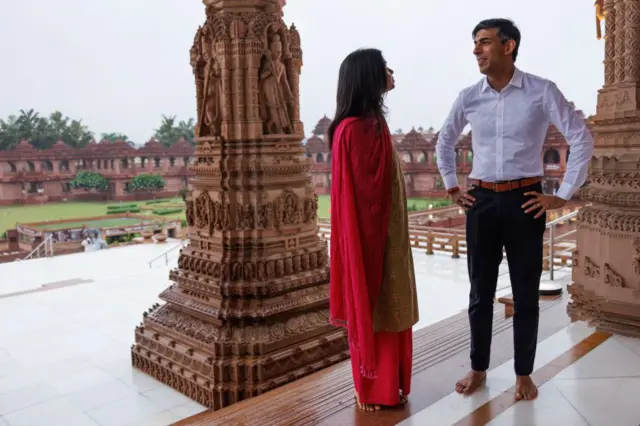 ऋषि सुनक अपनी पत्नी अक्षरा मूर्ति के साथ