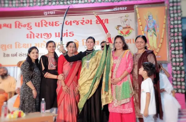 કાજલ હિંદુસ્તાની તલવાર સાથે