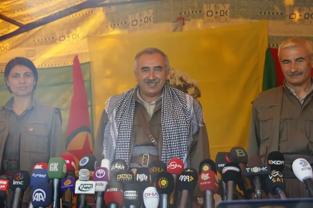 مراد کارایلان و دو نفر دیگر در یک نشست خبری