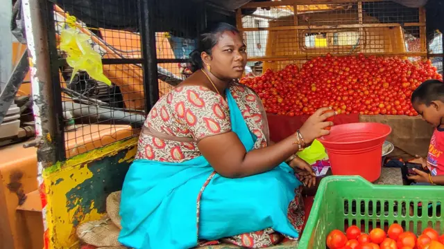 தக்காளியை திருடி விற்பனை