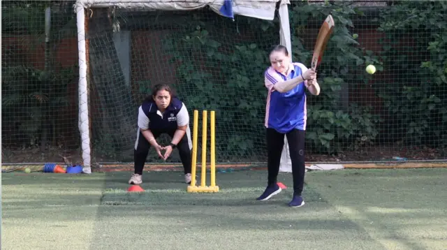 आजी असो वा नात, मुंबईतल्या या क्रिकेट क्लबमध्ये 300 महिला एकत्र खेळतात