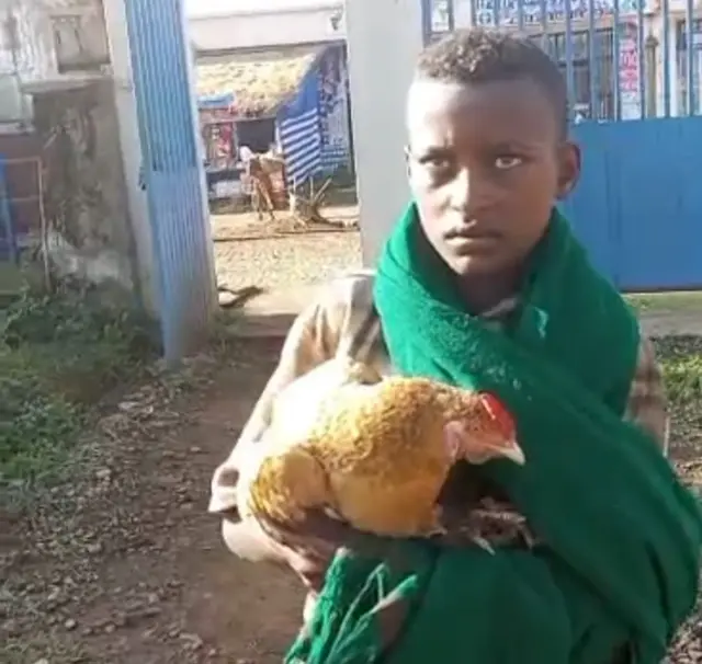 የ12 ዓመቱ ታዳጊ ማርቆስ አባዬ እና የሚወዳት ዶሮው