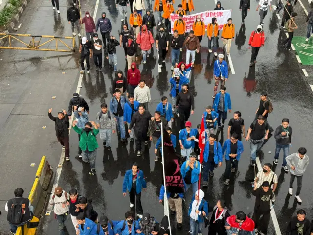 Mahasiswa dan elemen masyarakat menggelar aksi unjuk rasa setelah demonstrasi buruh yang digelar di Gedung DPR, Jakarta, Kamis (28/08).
