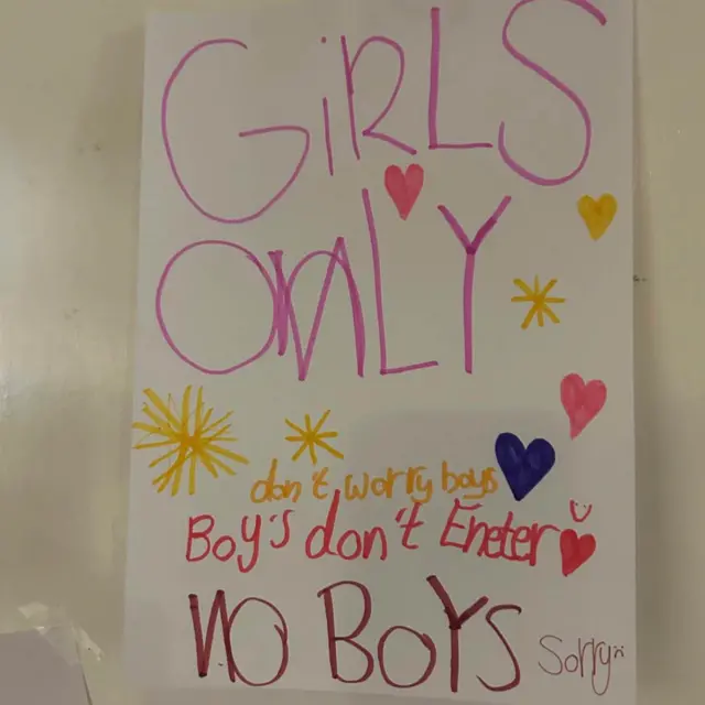 贴在一间私人房间门上的麦克笔手写告示牌