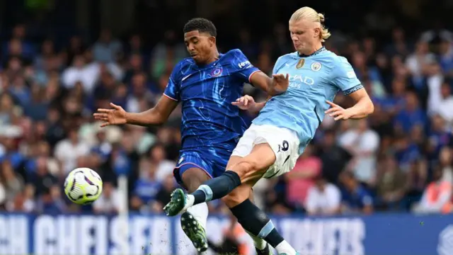 2024年8月18日，在英格蘭倫敦的史丹福橋球場，曼城的艾林·哈蘭德在英超比賽中遭到切爾西球員韋斯利·福法納的防守挑戰