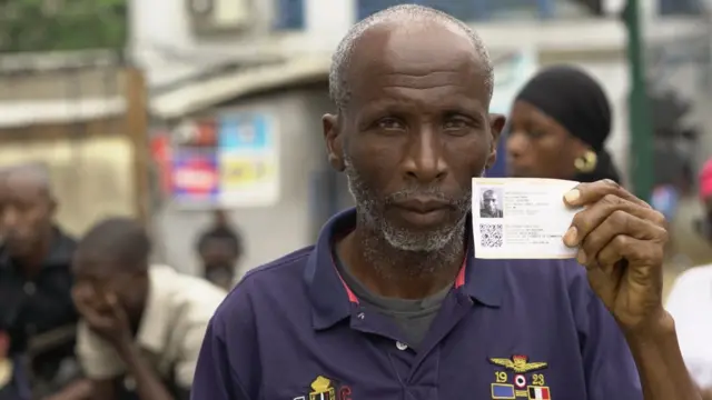 Otu agadi nwoke yi uwe anụnụ anụnụ jiri akwụkwọ ikike ịtụ vootu ya n'aka.