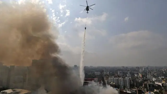 আগুন নেভাতে হেলিকপ্টার দিয়ে পানি ছিটানো হচ্ছে