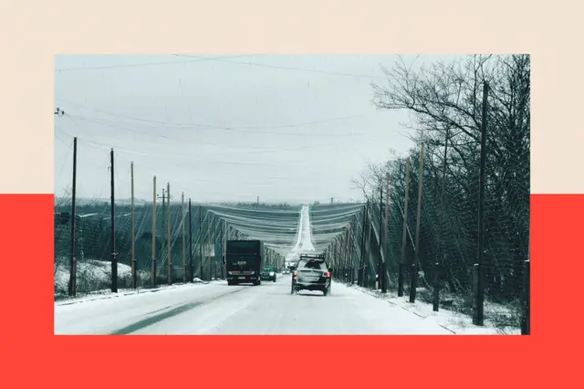 Дорога, перекрытая большими сетями против дронов.