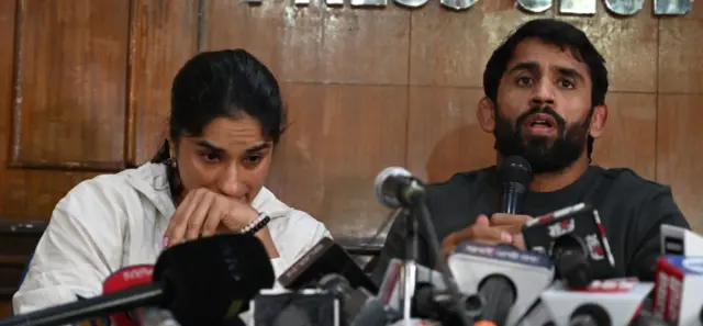 কুস্তি ফেডারেশনের ভোটে সঞ্জয় সিং সভাপতি নির্বাচিত হওয়ার পর সাংবাদিক সম্মেলনে ভীনেশ ফোগত ও বজরং পুনিয়া।