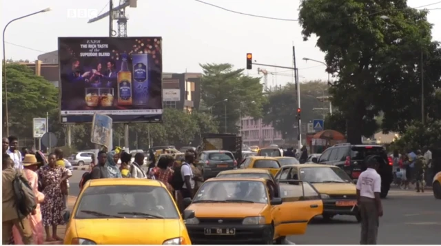 Panneau publicitaire de bière dans une rue de Douala.