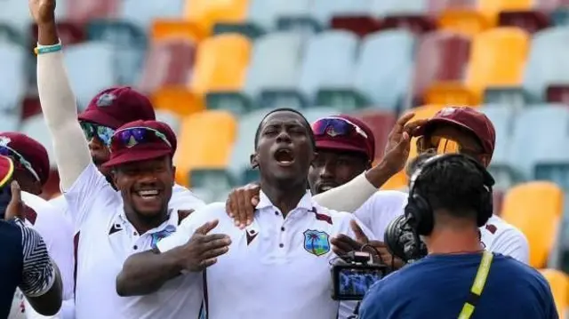 शमार जोसेफ़ को गले लगाते टीम के खिलाड़ी